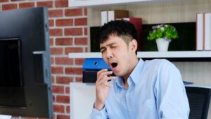 Tiredness or drowsiness? Dr. Gérald Kierzek explains why this shade is crucial for your health
