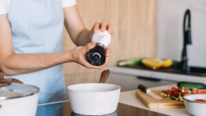 Why you can't do without salt: 5 causes according to Dr. Kierzek