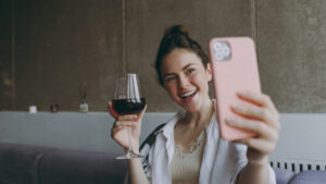 Alcohol: 78% of minors exposed on social networks despite the Évin law, a survey sounds the alarm