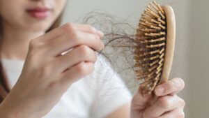 Are you losing your hair? These 6 light therapy devices that are increasingly appealing to women after 40