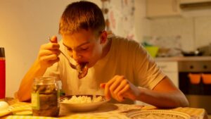 “Boy kibble”: this TikTok trend that worries teen nutrition experts