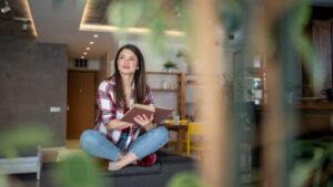 Crossing your legs: why this daily reflex tires your heart according to Dr Gérald Kierzek