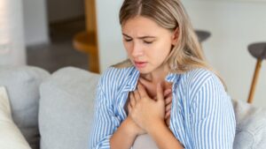 Do you feel this pain? In women, it can hide a heart attack according to Dr. Kierzek