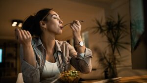 Does eating after 8 p.m. really make you gain weight? A nutritionist disentangles fact from fiction