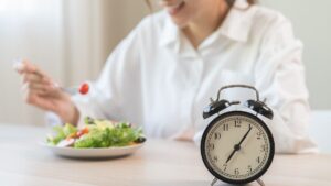Eating at this specific time could protect your brain, dietitians say