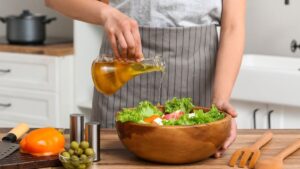 Olive oil against cholesterol: the cooking mistake that destroys its benefits and how to correct it