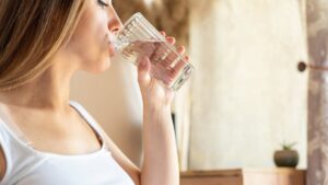 Paracetamol, ibuprofen… these everyday drinks can change their effectiveness, warns Dr Gérald Kierzek