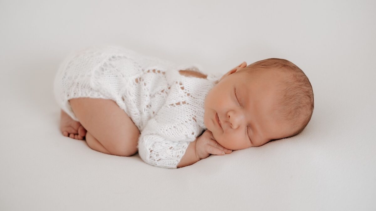 This short and rare feminine first name, related to the feminine form of Théo, is slowly becoming established in 2026