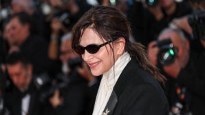 With this rebellious lock at Cannes 2026, Juliette Binoche signs the chic imperfect hairstyle that everyone will want to copy
