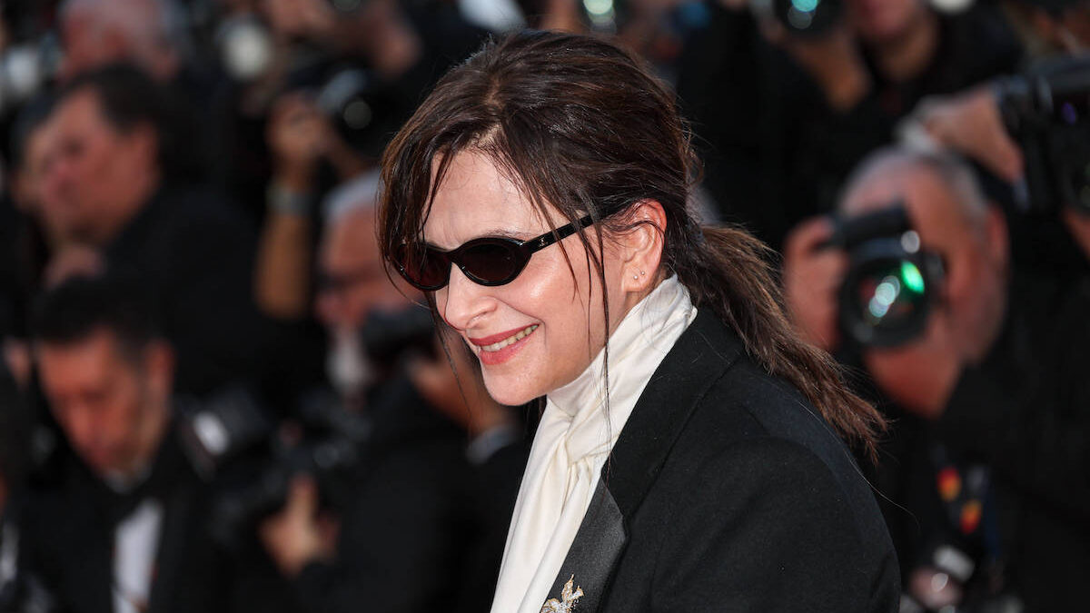 With this rebellious lock at Cannes 2026, Juliette Binoche signs the chic imperfect hairstyle that everyone will want to copy