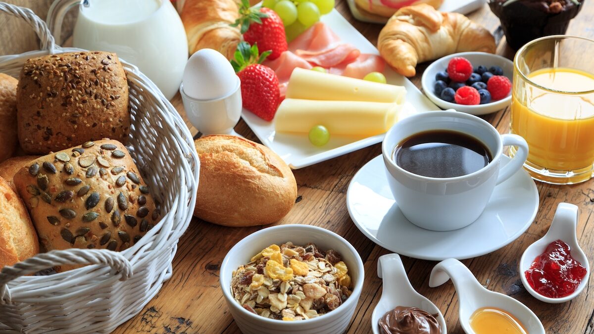 Are you worried about cravings first thing in the morning? Here are 5 fruity breakfasts that change everything