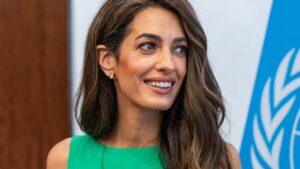 At 47, Amal Clooney adopts the bohemian cut which brightens the face and rejuvenates the features