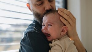 Baby cries every night? Reflux, fatigue, emotions... What these crises really reveal