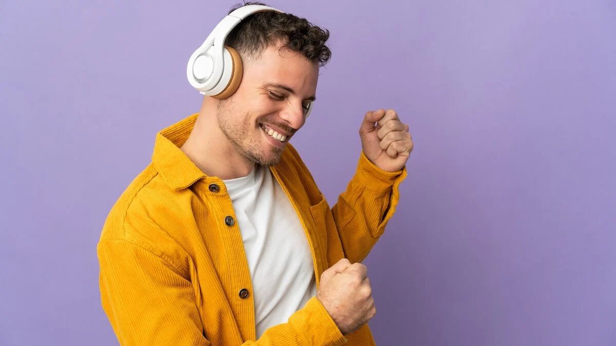 Do you listen to the same song over and over? What this reveals according to psychology