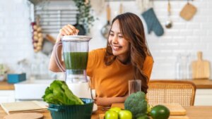 Green juices promise slimming and detox, but our dietitian gives them a red card!