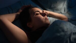 Heatwave nights: Why your brain overheats and Dr. Gérald Kierzek's advice for sleeping better