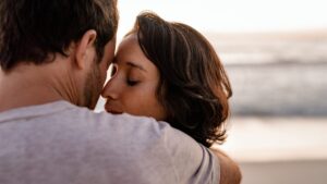 Here are 8 signs that prove that your man is faithful, respectful… and that he really loves you