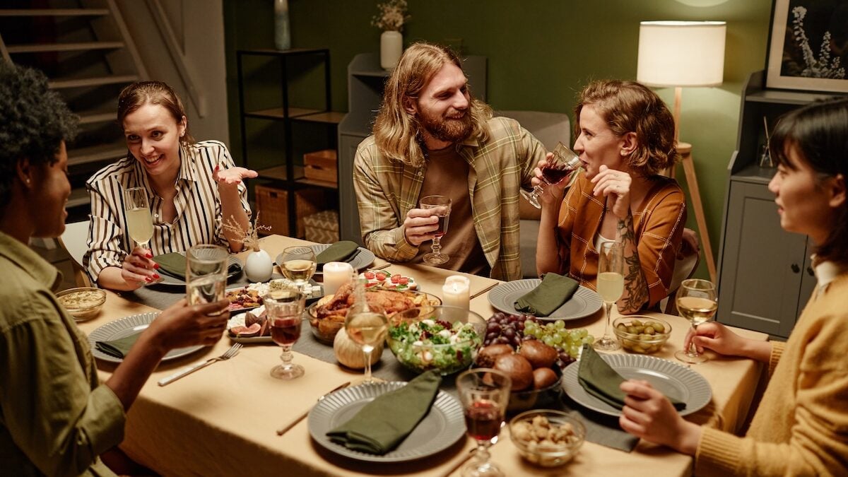 Preferring small groups does not mean being shy: something many people misunderstand, according to this psychologist