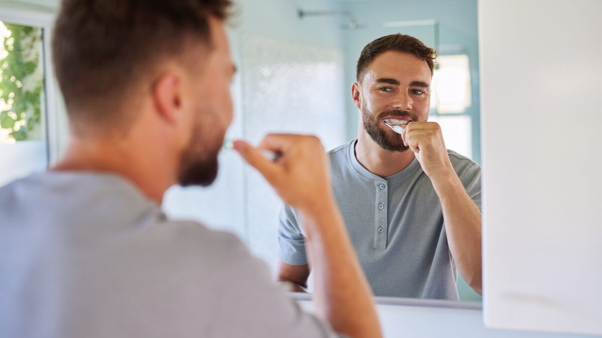 Should you brush your teeth before or after drinking coffee? Dr Jérémy Amzalag dentist answers us