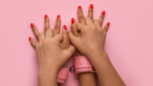 Slapping, strangling, spanking… why are these practices exploding among young French women?
