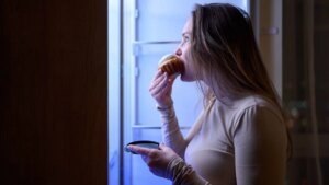 Sleep, weight and digestion: the dangers of nighttime snacking revealed by Dr. Gérald Kierzek