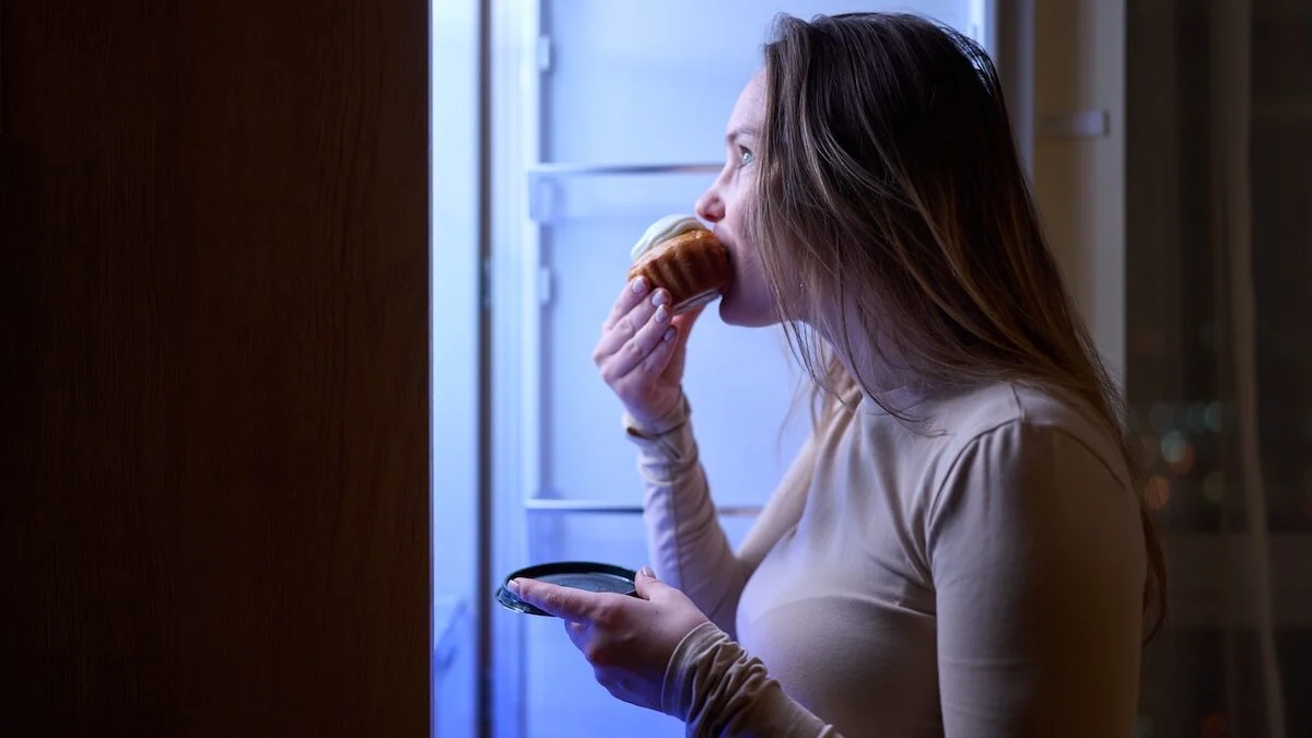 Sleep, weight and digestion: the dangers of nighttime snacking revealed by Dr. Gérald Kierzek
