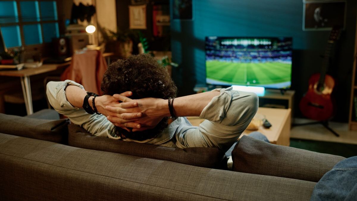 Sleepless nights and the 2026 World Cup: a doctor's tips to avoid exhaustion and extra pounds