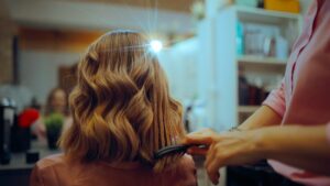 Square face: the 12 hairstyles that soften the features while enhancing your personality