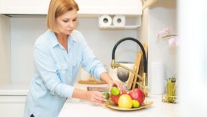 Strawberries, apples, peaches: why washing them before storing them is a mistake according to a nutritionist
