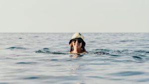 “Swimmer’s ear”: this infection strikes many swimmers every summer, an ENT reveals how to avoid it