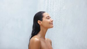 Wash only with water: is the “no soap” trend healthy? Health advice from Dr Gérald Kierzek
