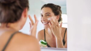 We have had the same genes for 200,000 years, yet eczema is exploding: this discovery could explain why Eczema, acne, rosacea, redness... Our skin seems to have never been so reactive to its environment. At the same time, our skincare routines have lengthened considerably: serums, cleansers, exfoliants, targeted active ingredients... Five to ten products are added to our face every morning. However, this approach is not necessarily the one our skin needs.