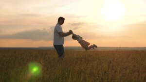 Young dad, overwhelmed dad or hen dad: the best ideas for a Father's Day full of emotion