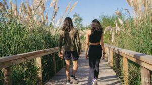 7 reasons to walk backwards for 10 minutes a day