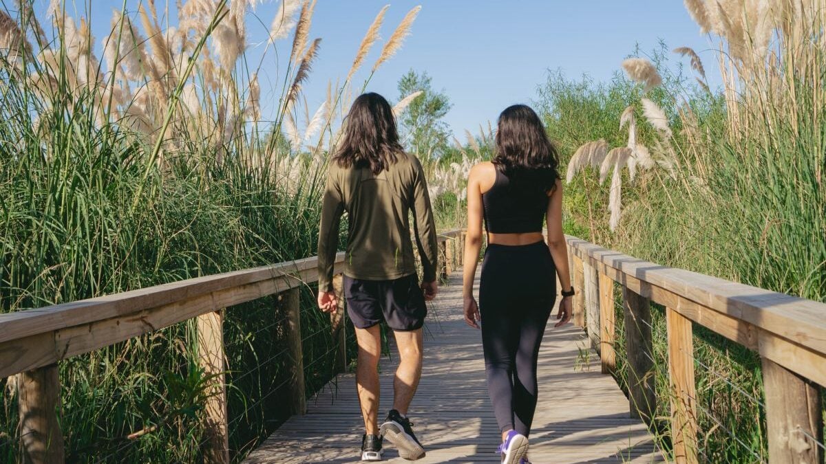 7 reasons to walk backwards for 10 minutes a day