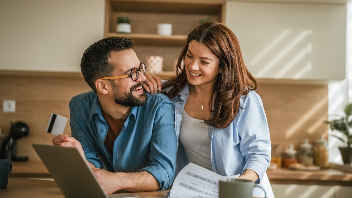 Are couples who earn the same salary more solid than others?