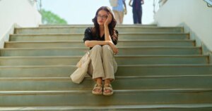 Do you feel alone despite your loved ones? Psychologists have identified the 6 signs that promote this silent solitude