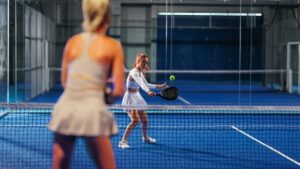 Do you like padel? Here is the action that should not be neglected to protect your elbow