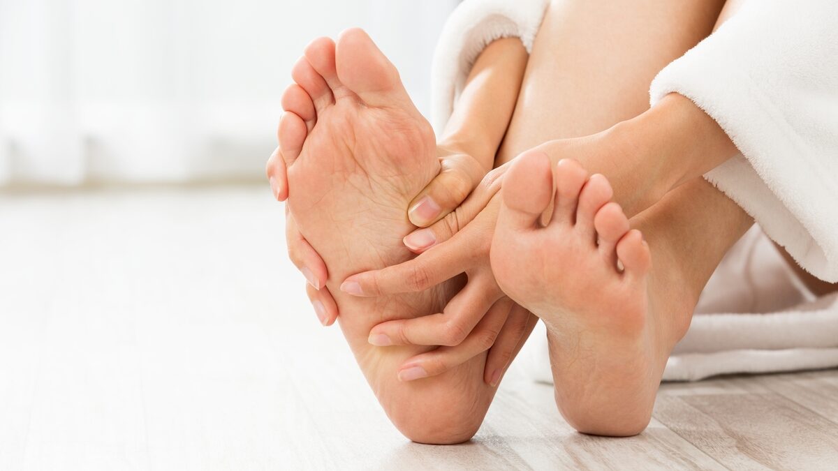 Do your feet swell when it's hot? Advice from Dr. Gérald Kierzek and symptoms that require consultation