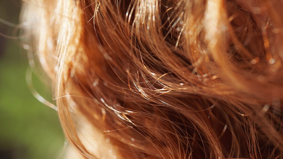 Hair: the essential summer highlights to shine after 40 in 2026