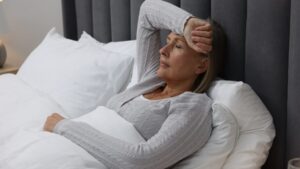 Night sweats in summer: when does perspiration hide a health problem according to Dr. Gérald Kierzek?