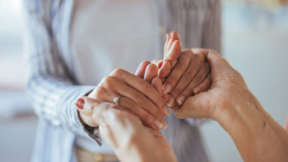 7 simple habits to appear warmer and have more charisma