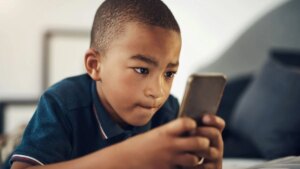 At 7 years old, he saved his mother from an epileptic attack and watched over his little sister: how can we train the youngest in life-saving actions?