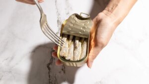 Canned sardines: bones, oil... Can we eat it all?