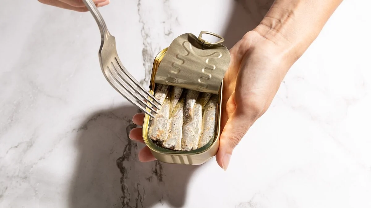 Canned sardines: bones, oil... Can we eat it all?