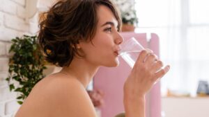 “Drinking more than one glass of water while eating can be a sign of dehydration” A nutritionist’s simple guideline