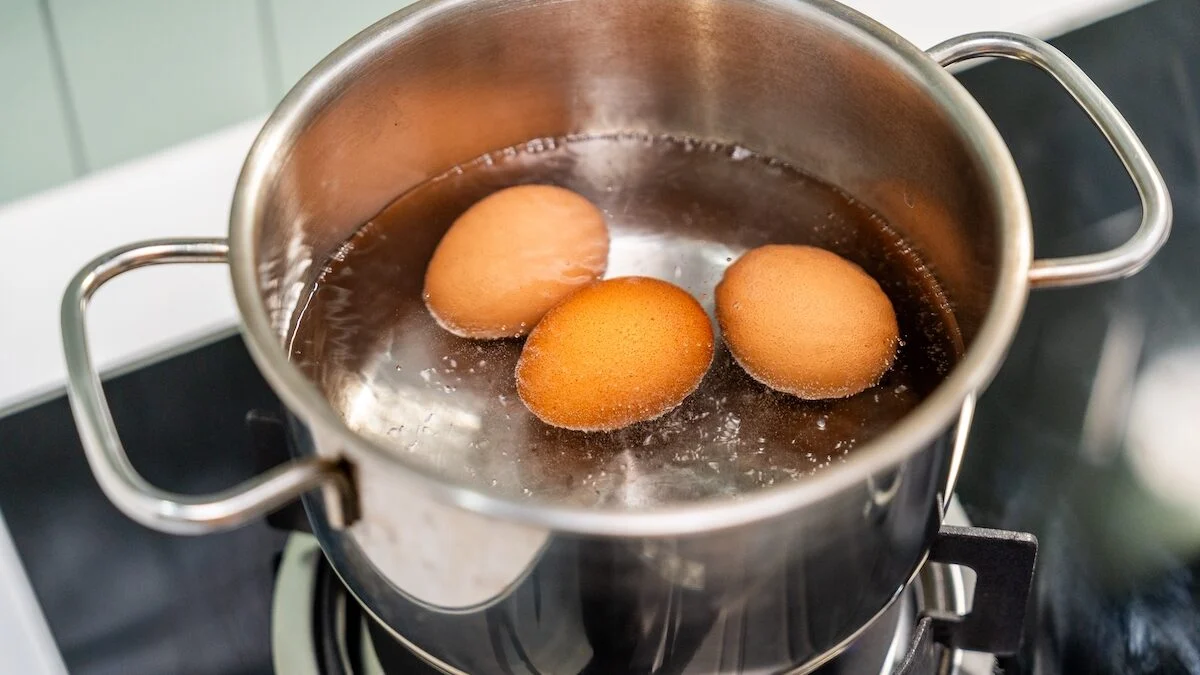 Hard-boiled eggs: this cupboard ingredient to add to the water can save you from an unpleasant surprise