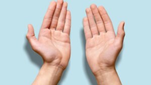 Index fingers, tremors, stains... What your hands can really reveal