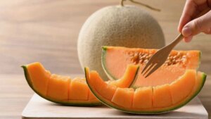 Melon and digestion: why can this fruit make you bloated? Explanations from nutritionist Julie Boët.