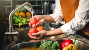 “Natural does not mean harmless”: the warning from Dr Océane Sorel on washing fruits and vegetables